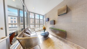 أغطية فراش متميزة وأسرّة بطبقة علوية مريحة ومكتب