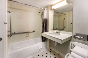 Combined shower/tub, free toiletries, hair dryer, towels