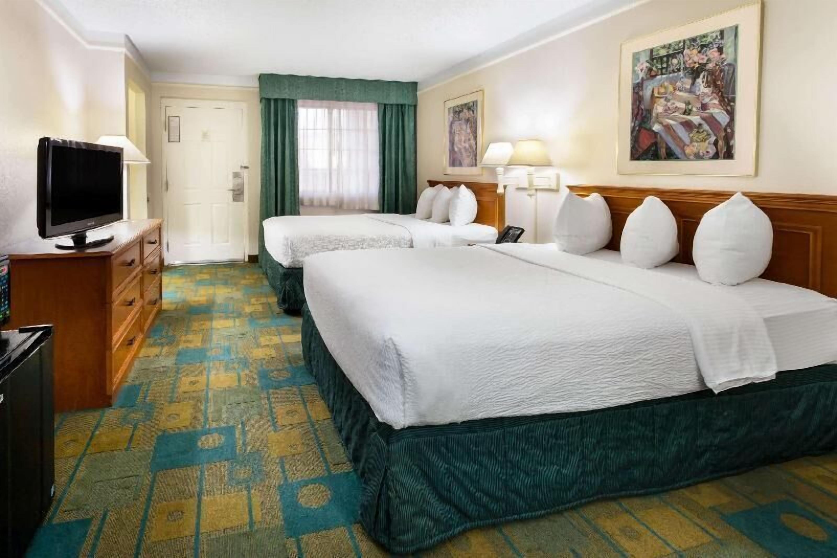 أغطية فراش متميزة ومكتب ومساحة عمل للكمبيوتر المحمول ومكواة/لوح كي