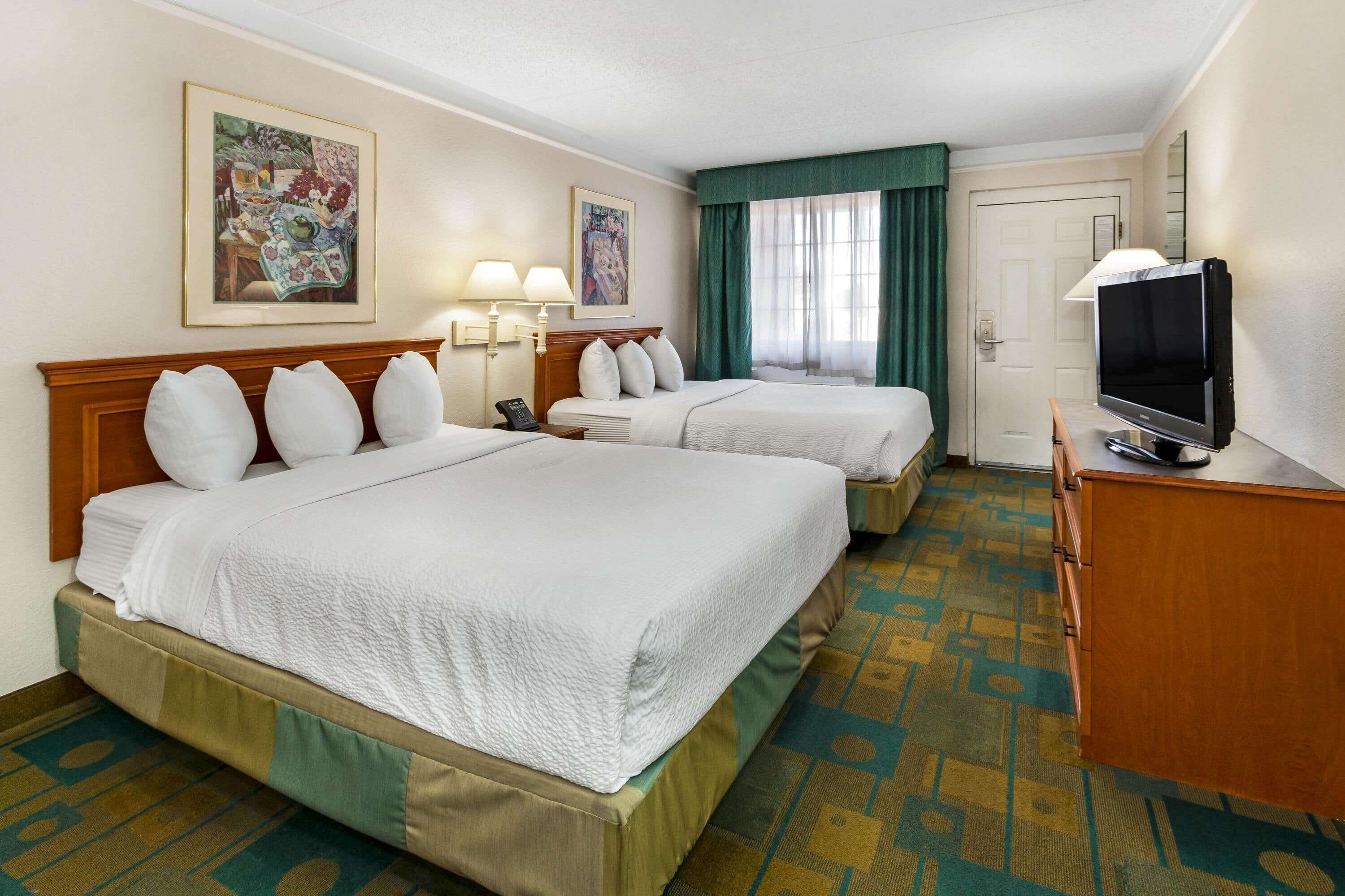 Habitación, 2 camas matrimoniales, con acceso para personas discapacitadas (Mobility Accessible) | Ropa de cama de alta calidad y escritorio 