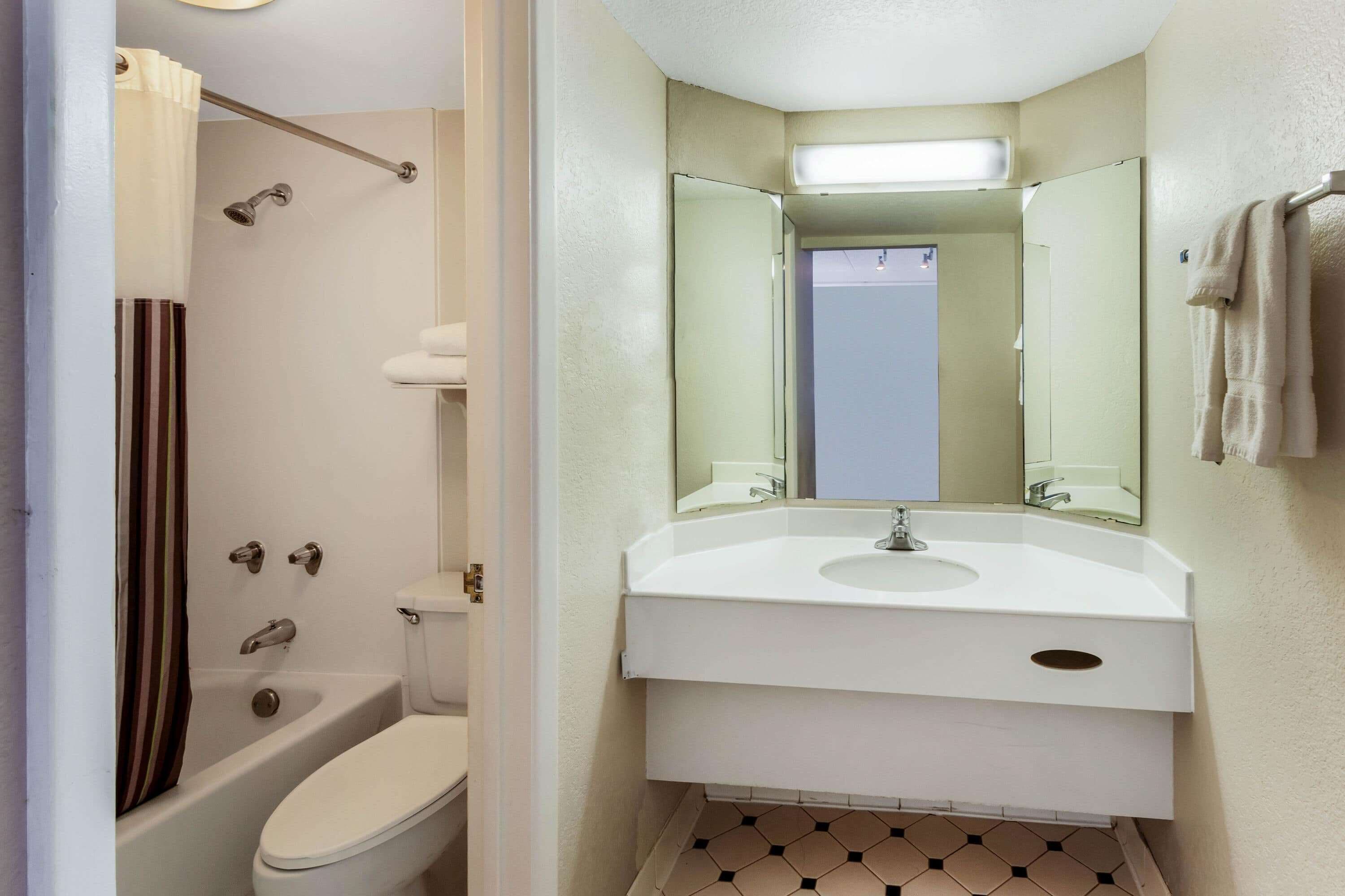 Un baño con bañera, inodoro y lavabo.