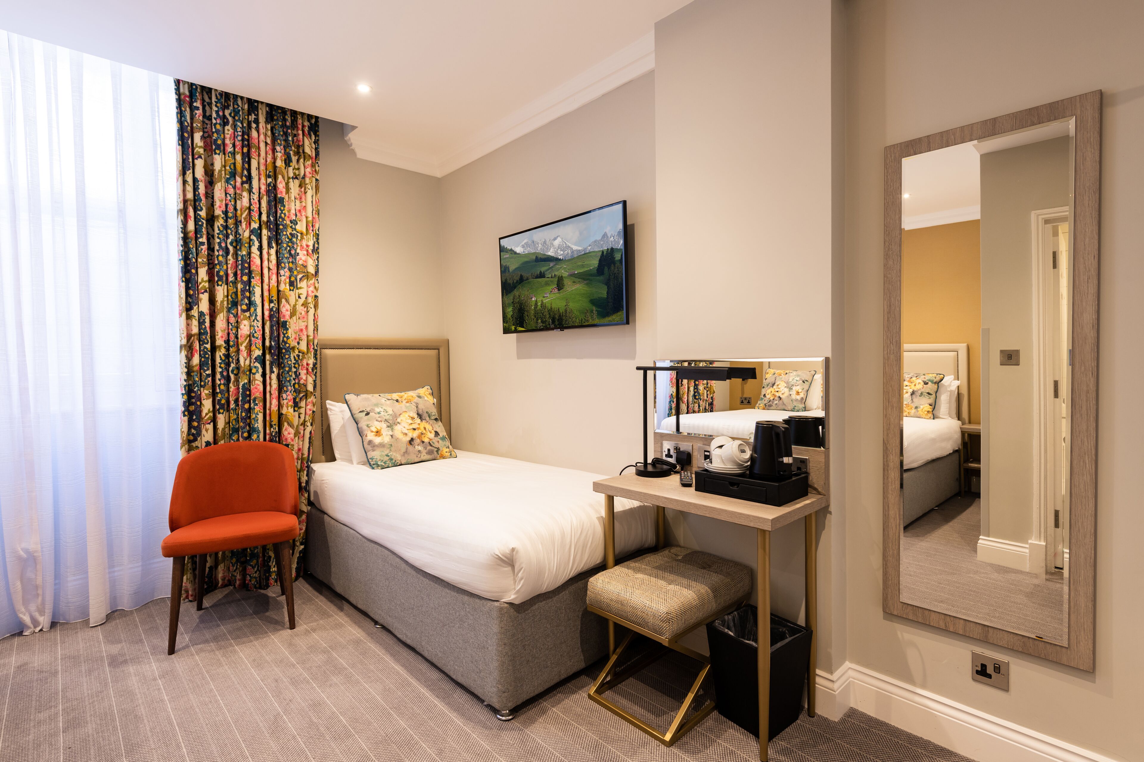 triple room | individually furnished, desk, blackout curtains, free wifi