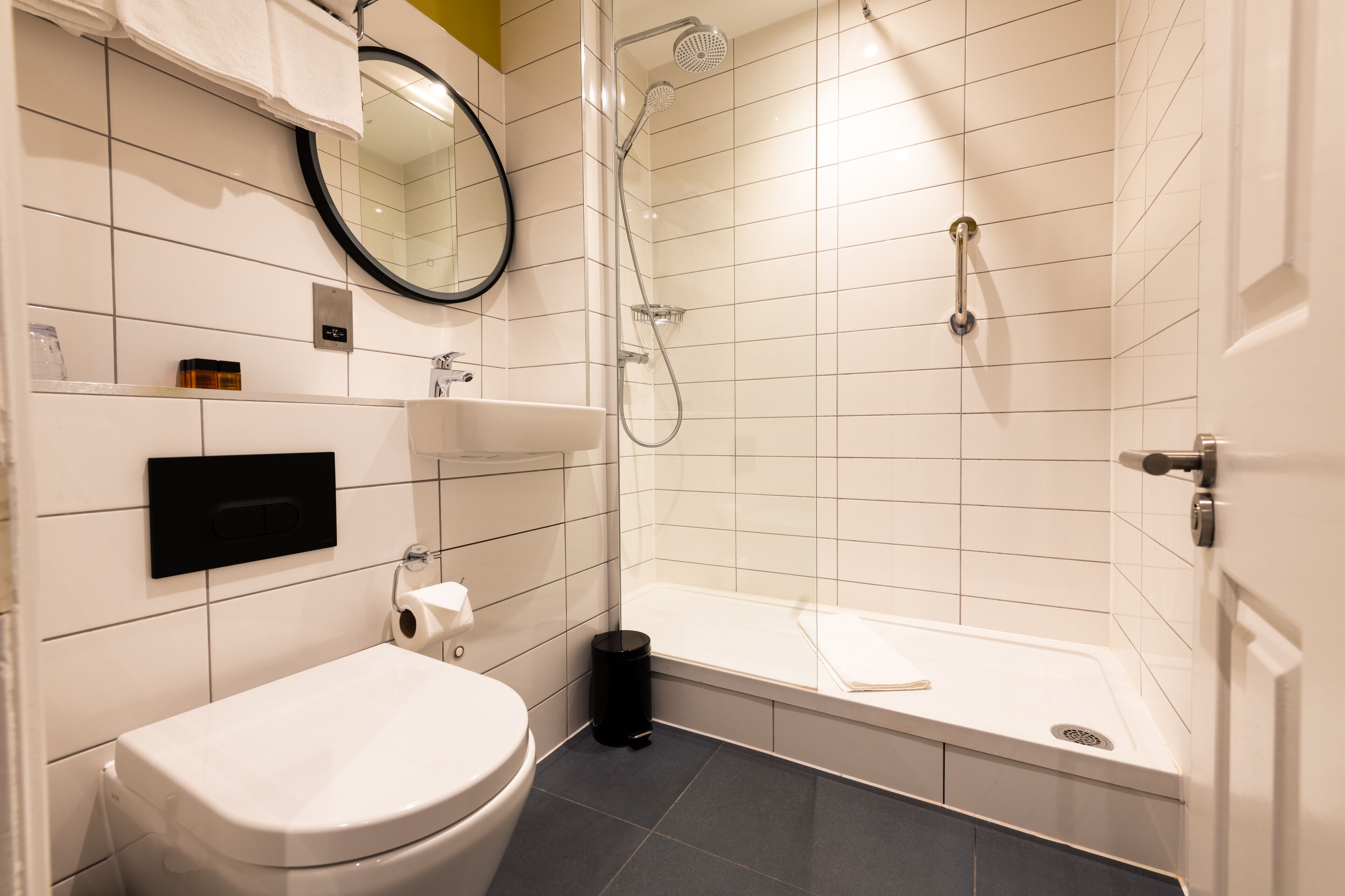 triple room | bathroom | shower, rainfall showerhead, free toiletries, hair dryer