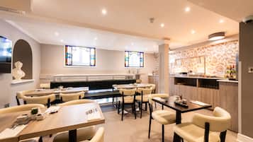 Café da manhã com buffet diário (GBP 9.95 por pessoa)