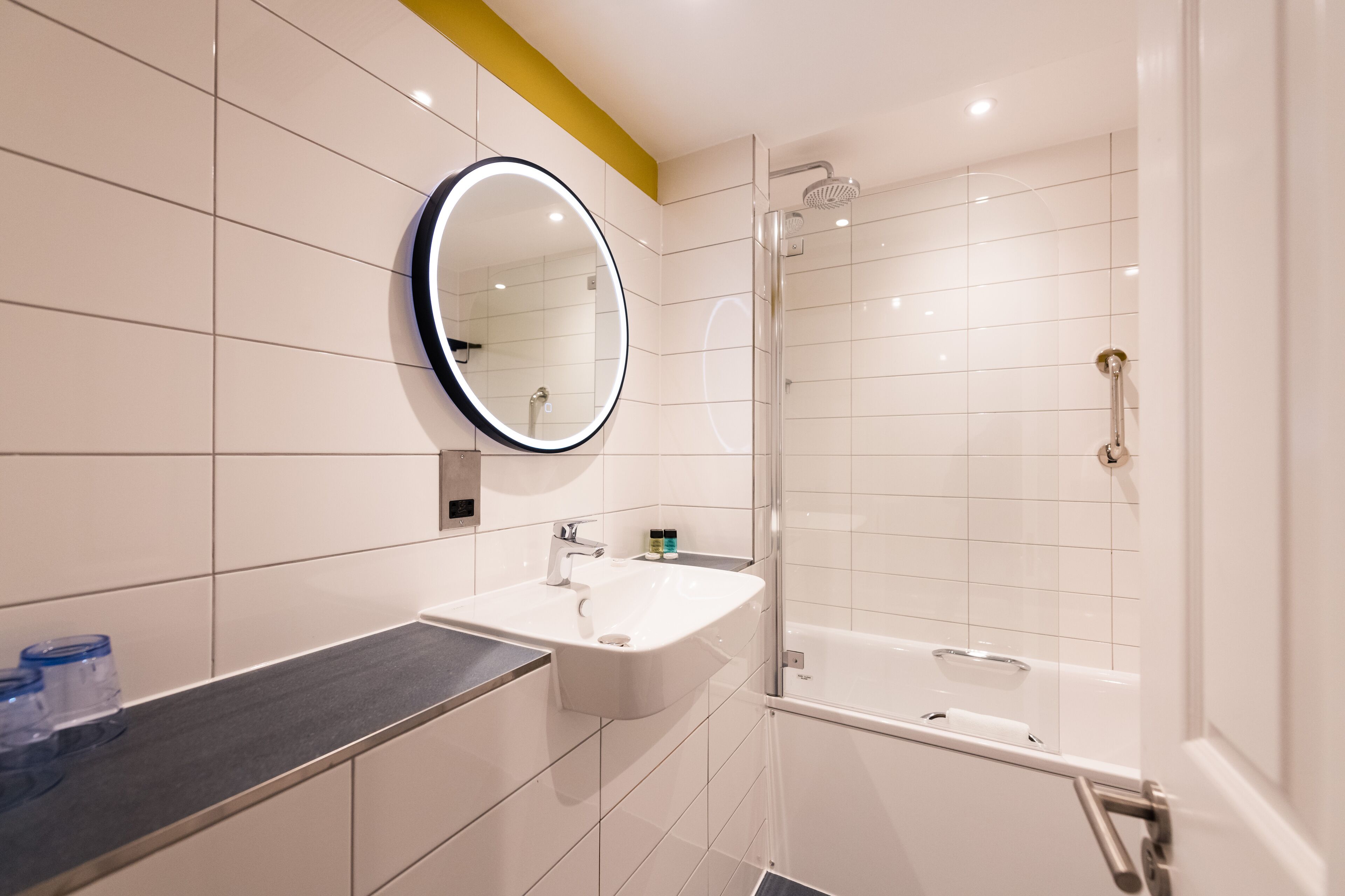 shower, rainfall showerhead, free toiletries, hair dryer