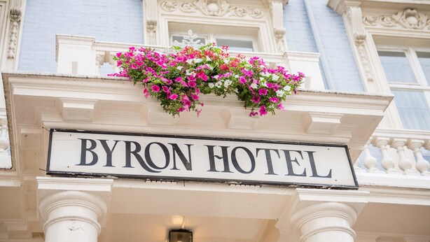 L’enseigne de l’hôtel Byron, avec un panier de fleurs placé au-dessus.