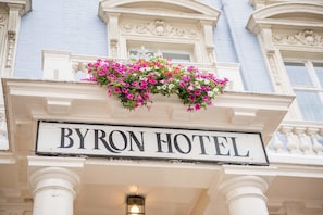 The Byron Hotel sign with a flower basket above it. - Byron Hotel London (London)