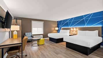 Phòng Suite, 2 giường cỡ queen, phù hợp cho người khuyết tật, không hút thuốc | Bàn, màn/rèm cản sáng, bàn ủi/dụng cụ ủi quần áo