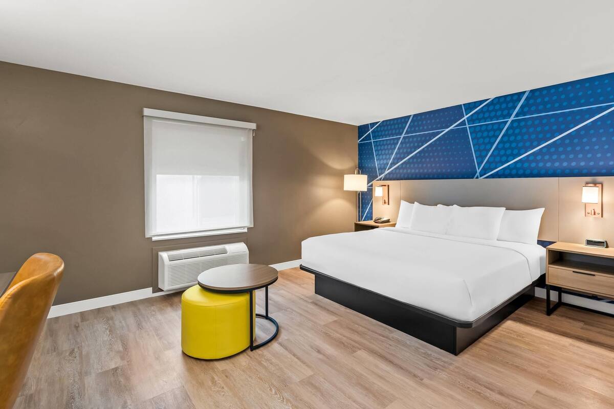 Suite, 1 King Bed, Accessible, Non Smoking | Desk, blackout curtains, iron/ironing board, free cots/infant beds