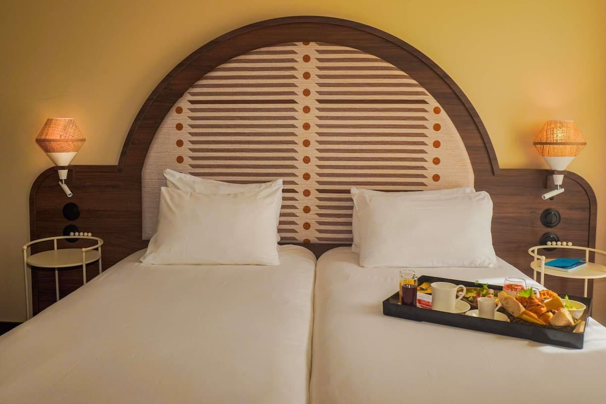 Roupas de cama premium, cofres nos quartos, escrivaninha