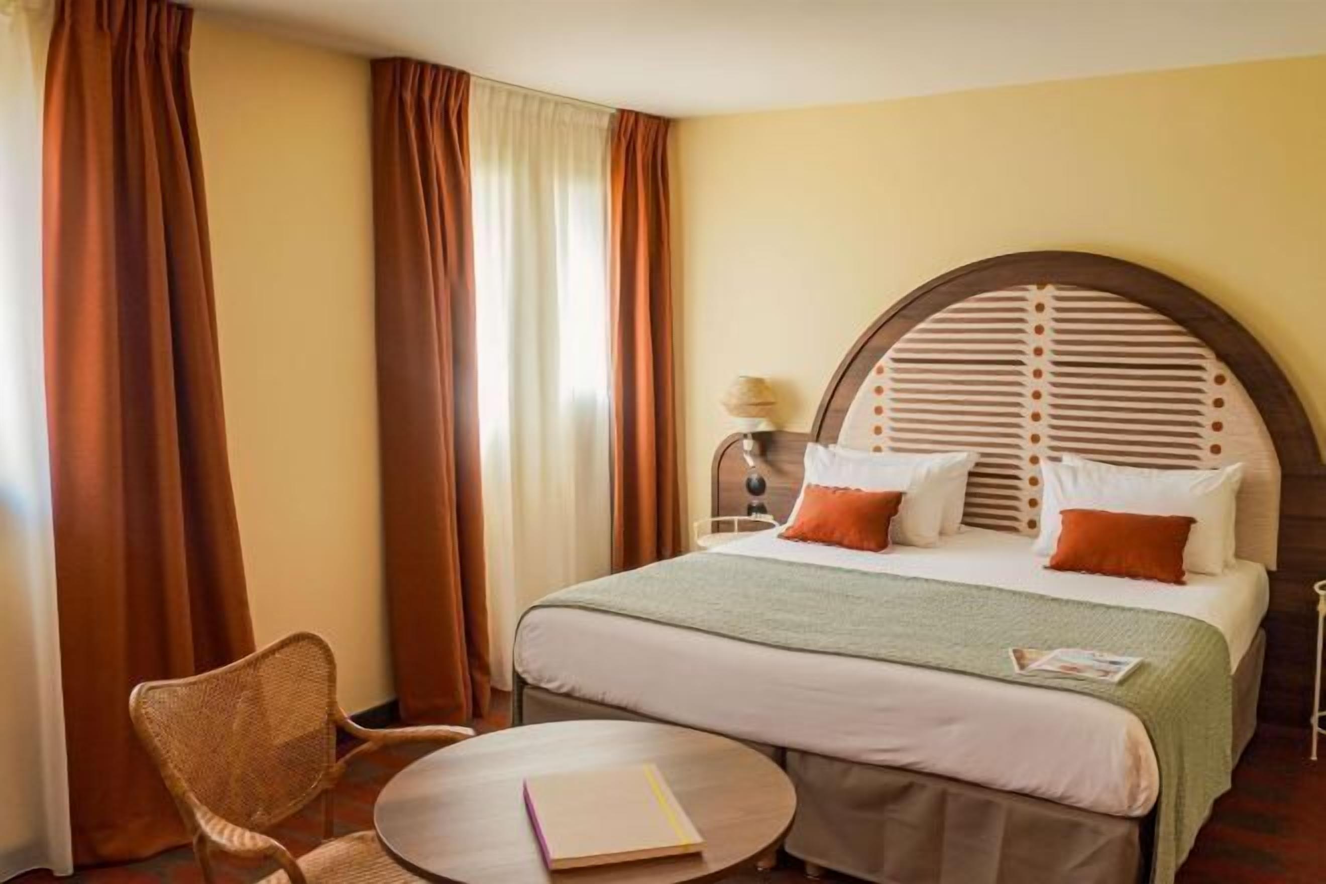 Premium-sengetøj, pengeskab på værelset, skrivebord