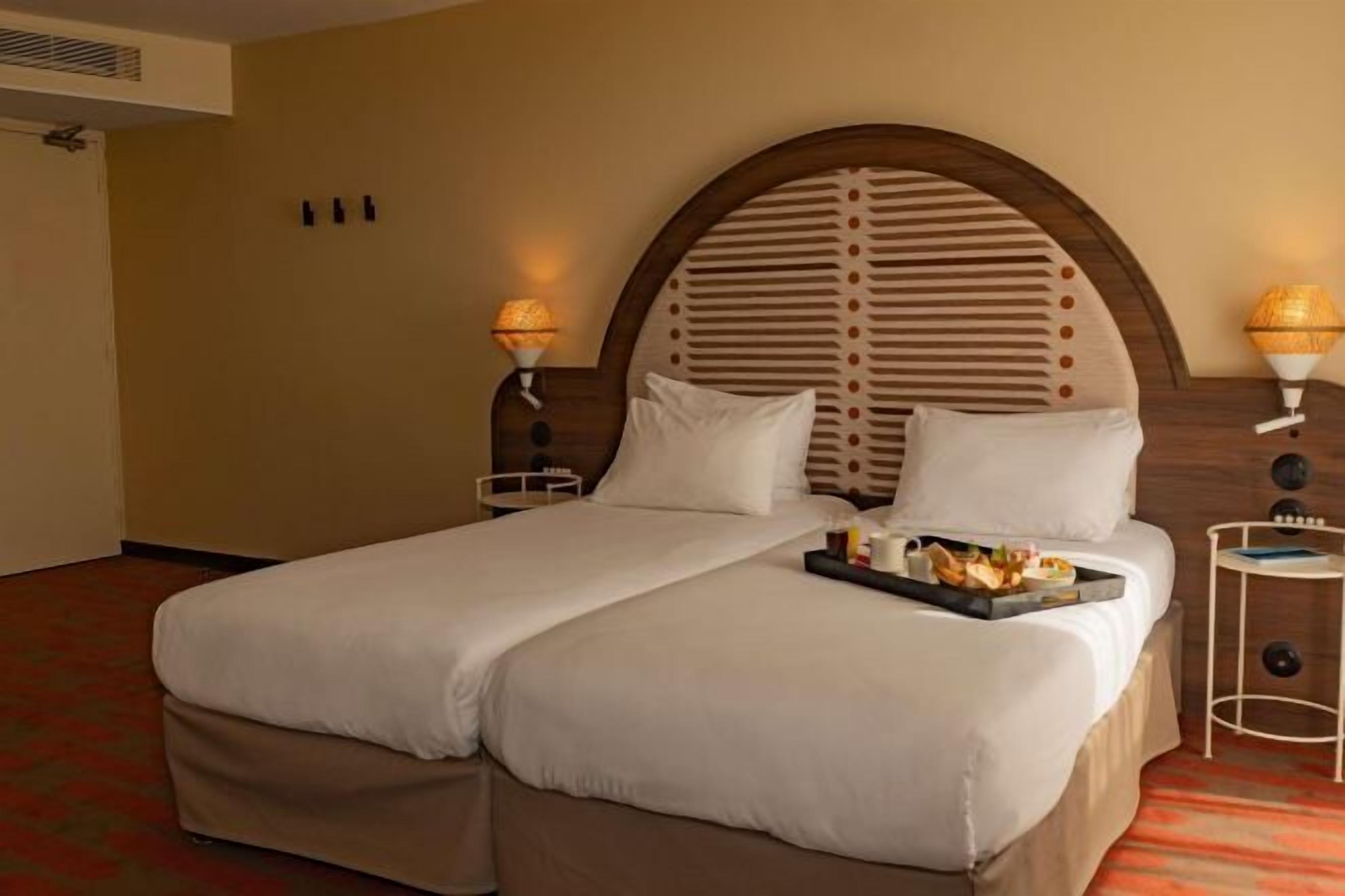 Premium-sengetøj, pengeskab på værelset, skrivebord