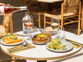 Se sirven cenas y cocina local