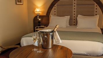 Luxe beddengoed, een kluis op de kamer, een bureau, een laptopwerkplek
