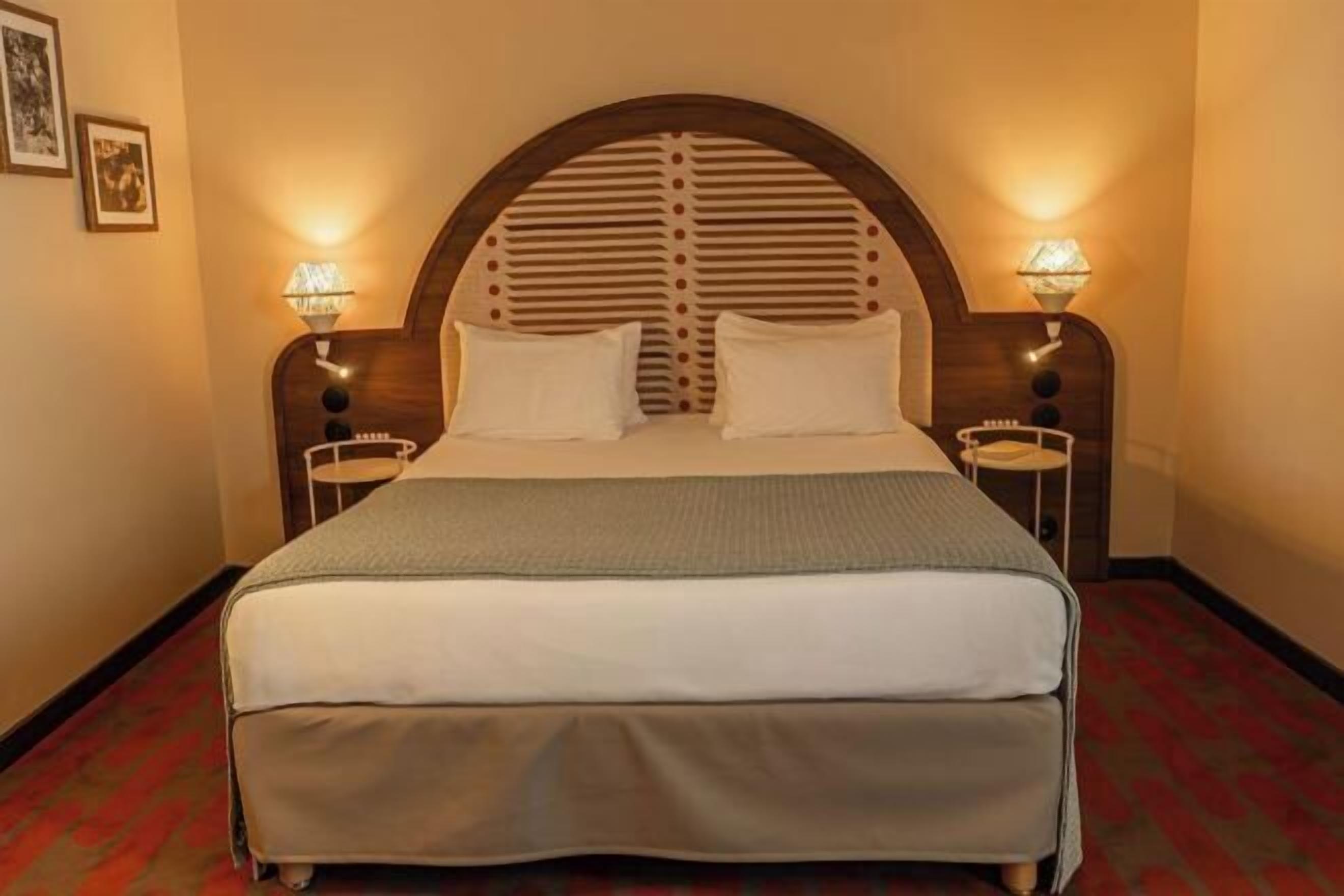 Premium-sengetøj, pengeskab på værelset, skrivebord