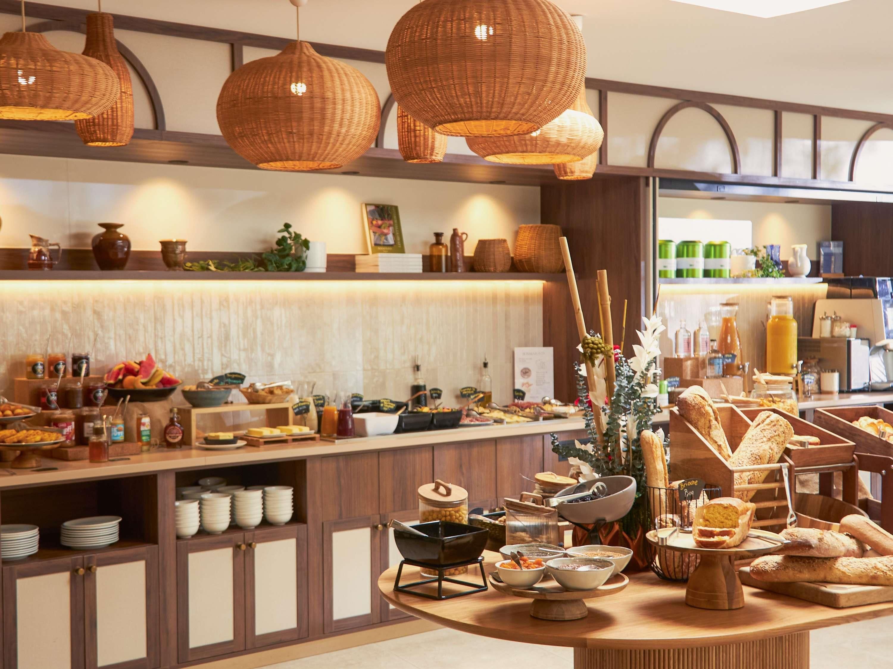 Een buffetopstelling met diverse gerechten en een koffiehoek.