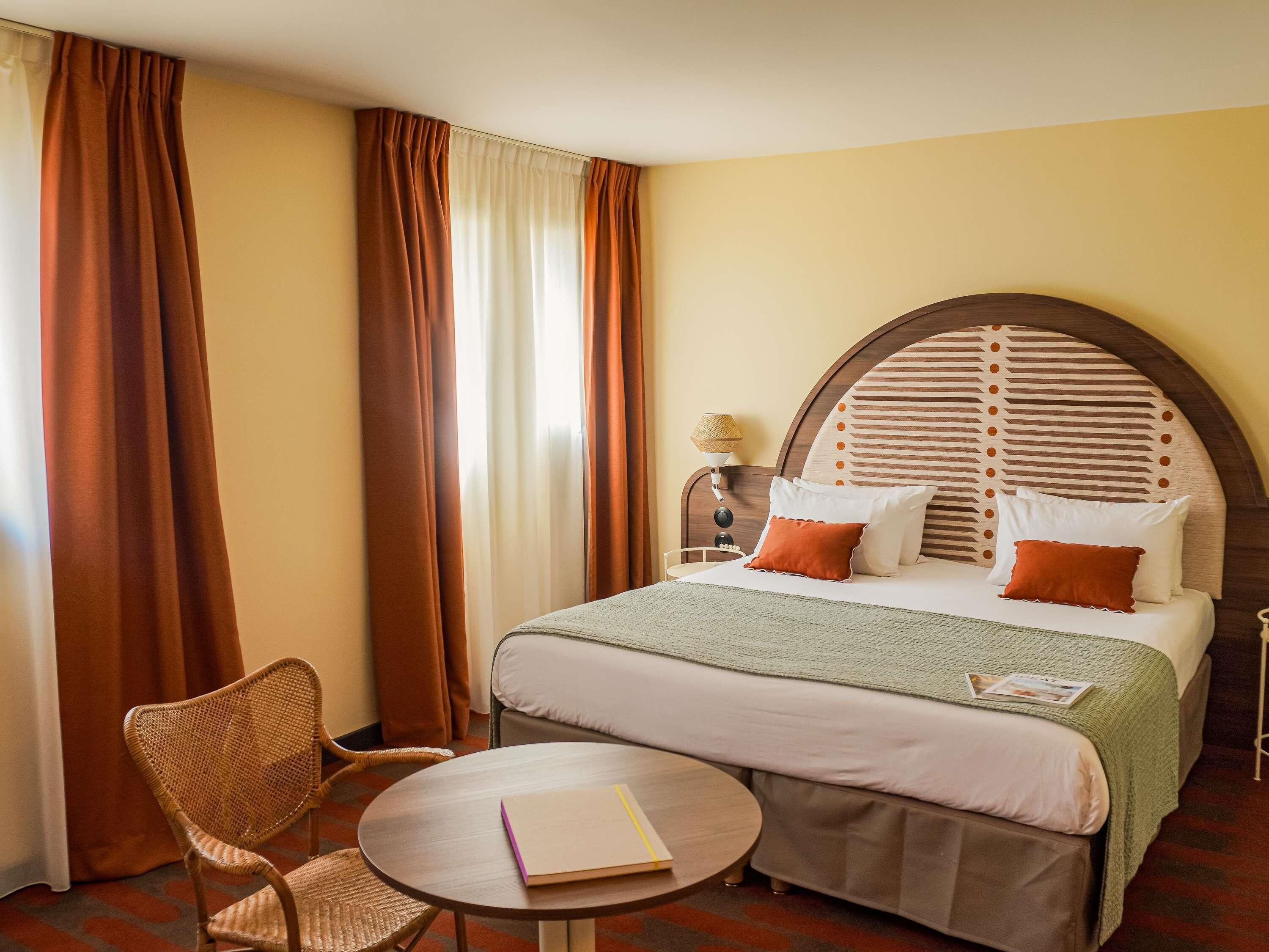 Junior Suite, 1 Double Bed with Sofa bed | Premium bedding, in-room safe, desk, laptop workspace