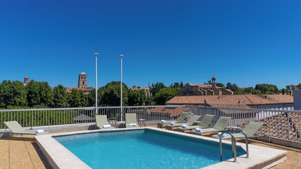 حمّام سباحة خارجي، مقاعد للتشمس