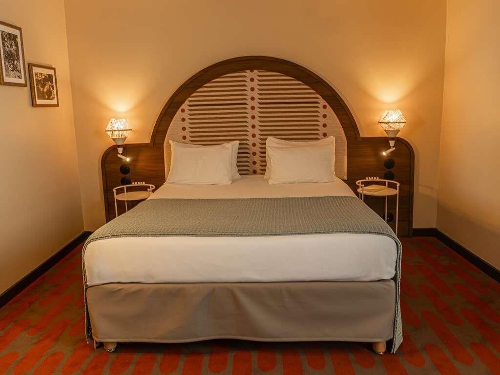 Habitación clásica, 1 cama doble | Ropa de cama de alta calidad, caja fuerte, escritorio