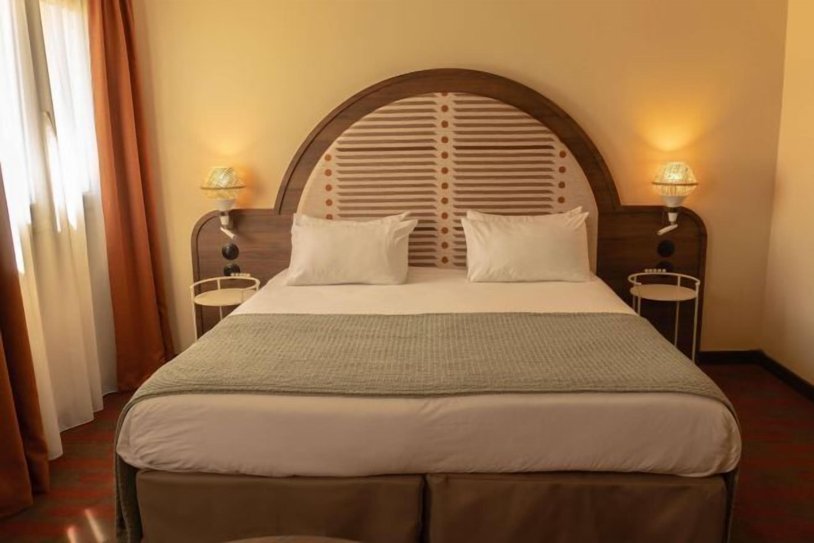 Premium-sengetøj, pengeskab på værelset, skrivebord