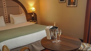 Habitación clásica, 1 cama doble | Ropa de cama de alta calidad, caja fuerte, escritorio