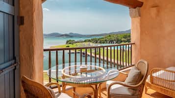 غرفة بريميم - سرير ملكي - بمنظر للبحر (Contemporary, Terrace) | ملاءات إيطالية من طراز فريتي وأغطية فراش متميزة وميني بار