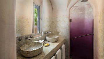 Room, 1 Double Bed, Inner View (Heritage, Original Wing) | Badezimmer