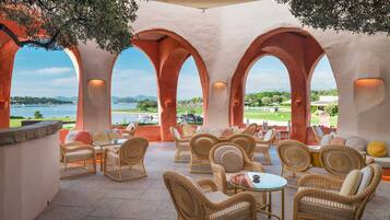 3 bars, lounge dans le hall