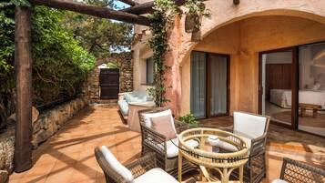 Deluxe Suite, 1 King Bed, Inner View (Contemporary) | Vue depuis le balcon
