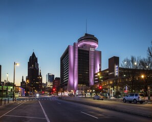 A modern hotel with a prominent curved entrance and a visible sign for the Hyatt Regency. - Hyatt Regency Milwaukee (Milwaukee)