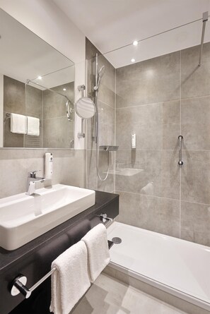 Habitación Confort, 1 cama de matrimonio grande (Larger Room) | Baño | Ducha y bañera combinadas, secador de pelo y toallas