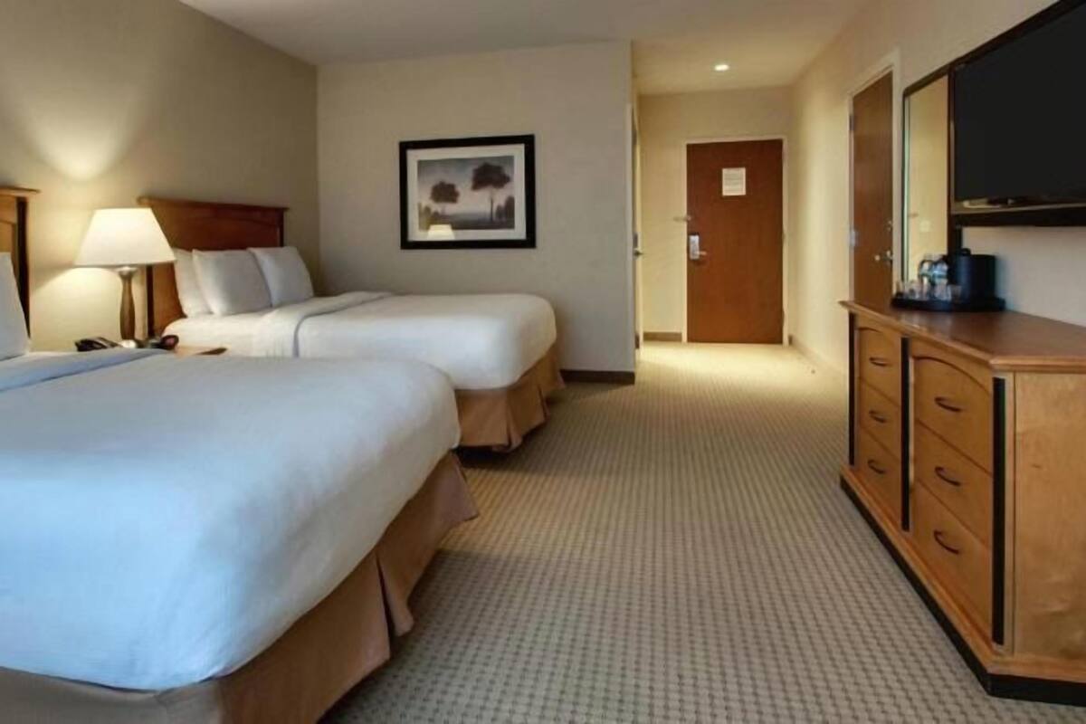 Luxe beddengoed, een kluis op de kamer, een bureau, een laptopwerkplek