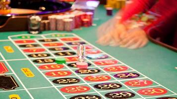 Una mesa de ruleta con casilleros numerados y un cero central.