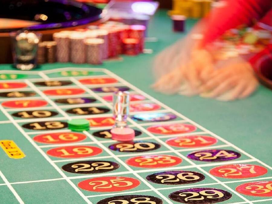 Una mesa de ruleta con casilleros numerados y un cero central.