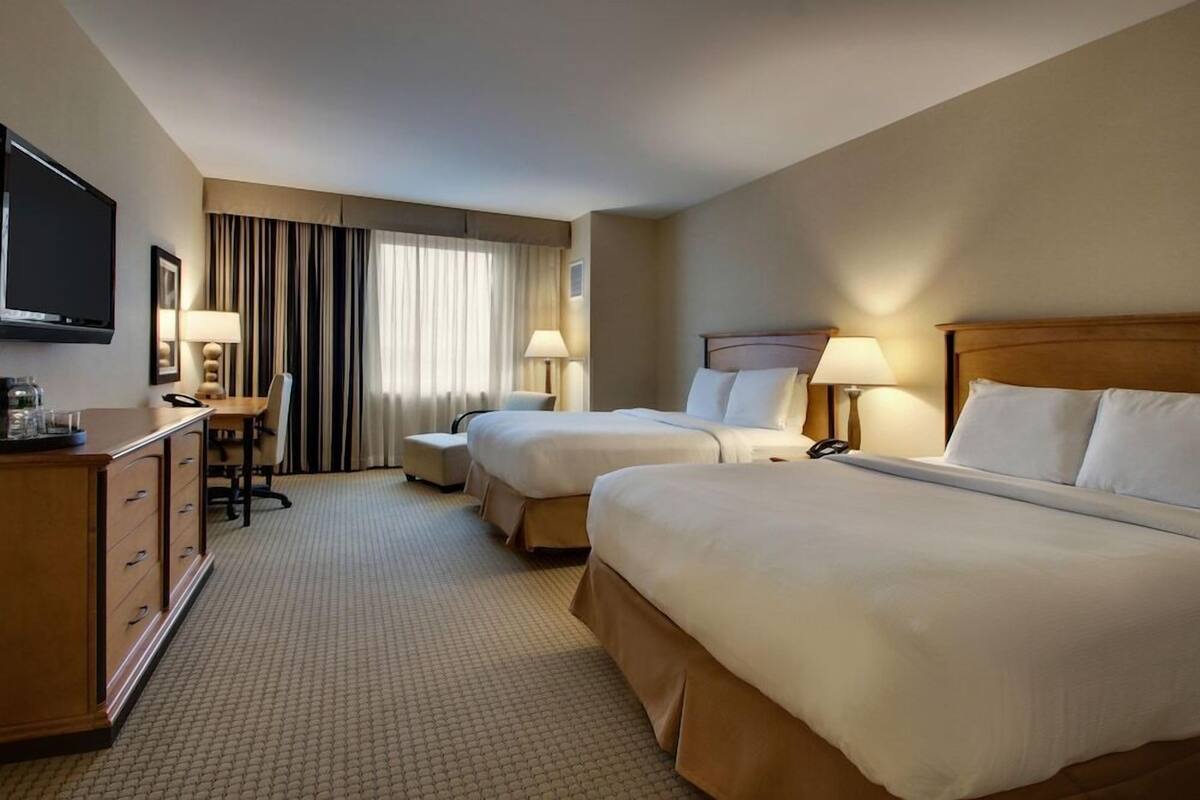 Luxe beddengoed, een kluis op de kamer, een bureau, een laptopwerkplek
