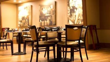 Breakfast, lunch, dinner served; American cuisine