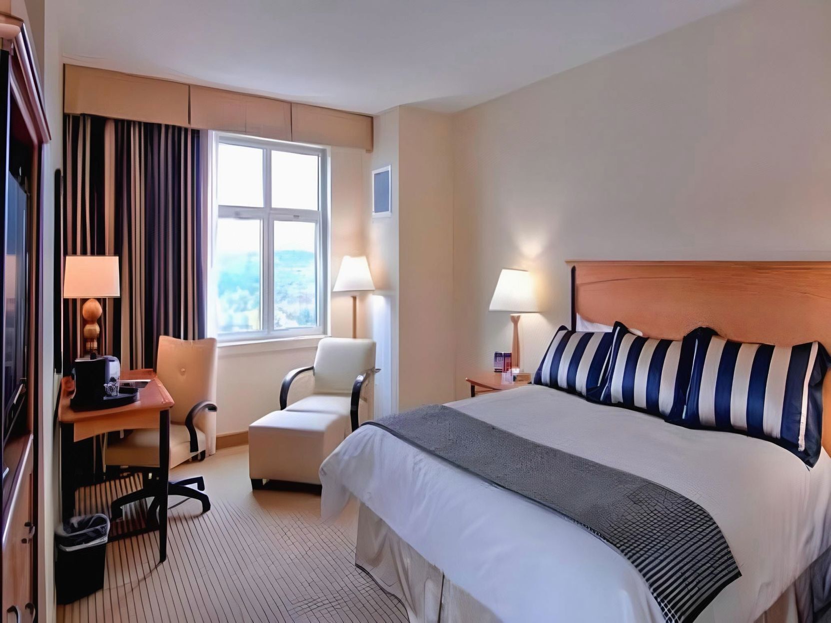 Premium bedding, in-room safe, desk, laptop workspace