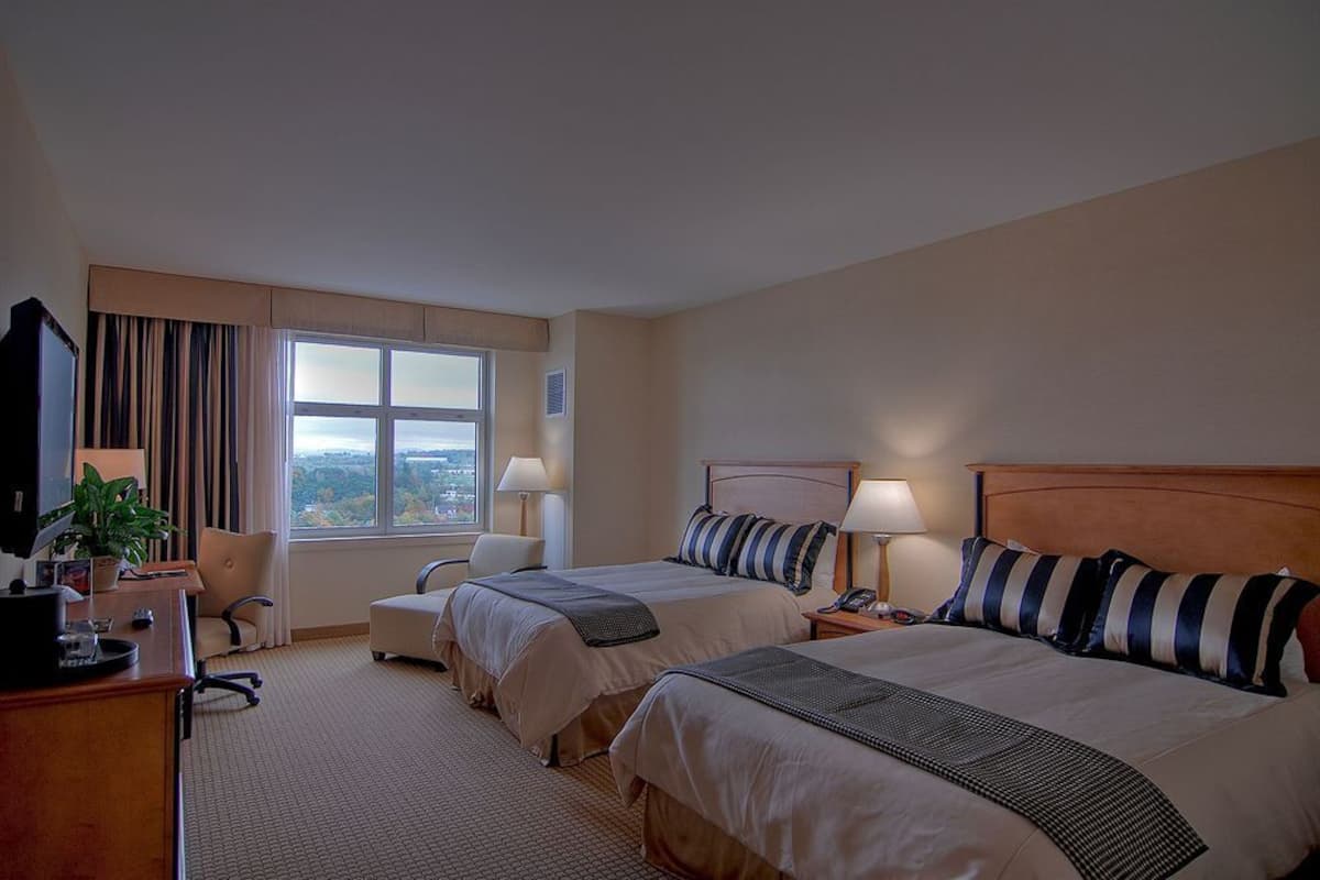 Premium bedding, in-room safe, desk, laptop workspace
