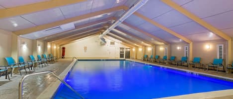 Indoor pool, sun loungers