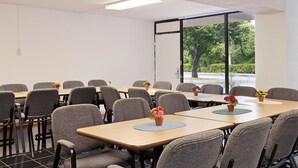 Breakfast area - Days Inn by Wyndham Port Royal/near Parris Island (Port Royal)