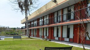 Property grounds - Days Inn by Wyndham Port Royal/near Parris Island (Port Royal)