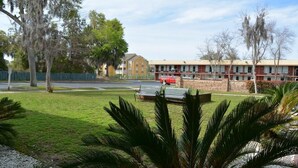 BBQ/picnic Area - Days Inn by Wyndham Port Royal/near Parris Island (Port Royal)