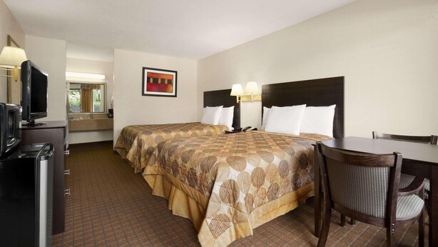 Iron/ironing board, free cots/infant beds, rollaway beds, free WiFi - Days Inn by Wyndham Port Royal/near Parris Island (Port Royal)