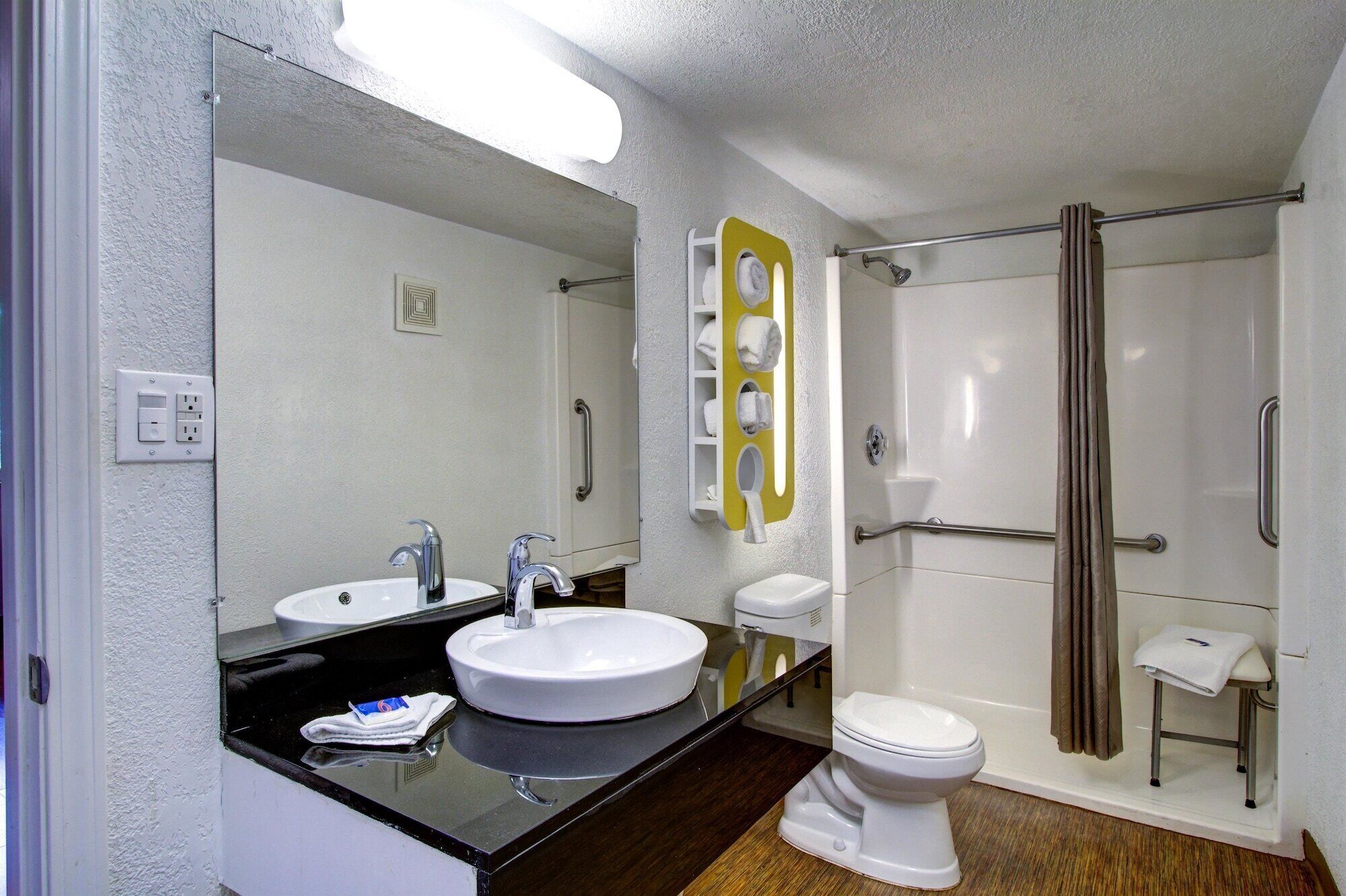 Combined shower/bathtub, free toiletries, hair dryer, towels