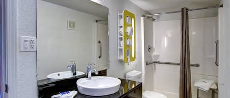 Combined shower/tub, free toiletries, hair dryer, towels