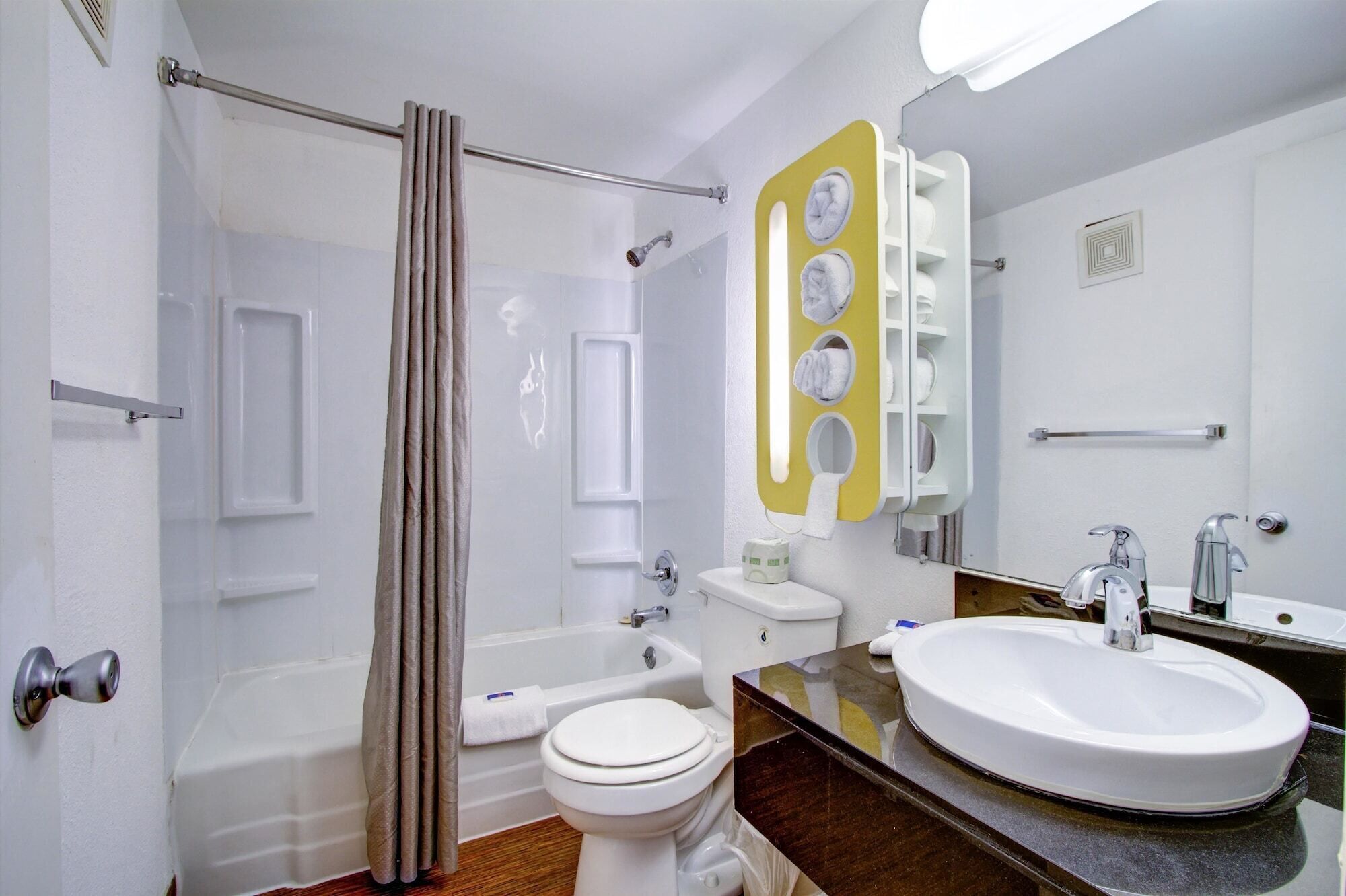 Un baño con bañera, inodoro y lavabo.
