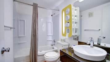 Un baño con bañera, inodoro y lavabo.