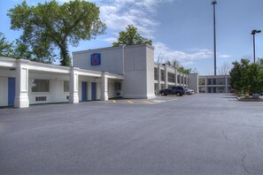 A motel with a '6' sign, multiple rooms, and a parking lot. - Motel 6 Richfield, OH (Richfield)