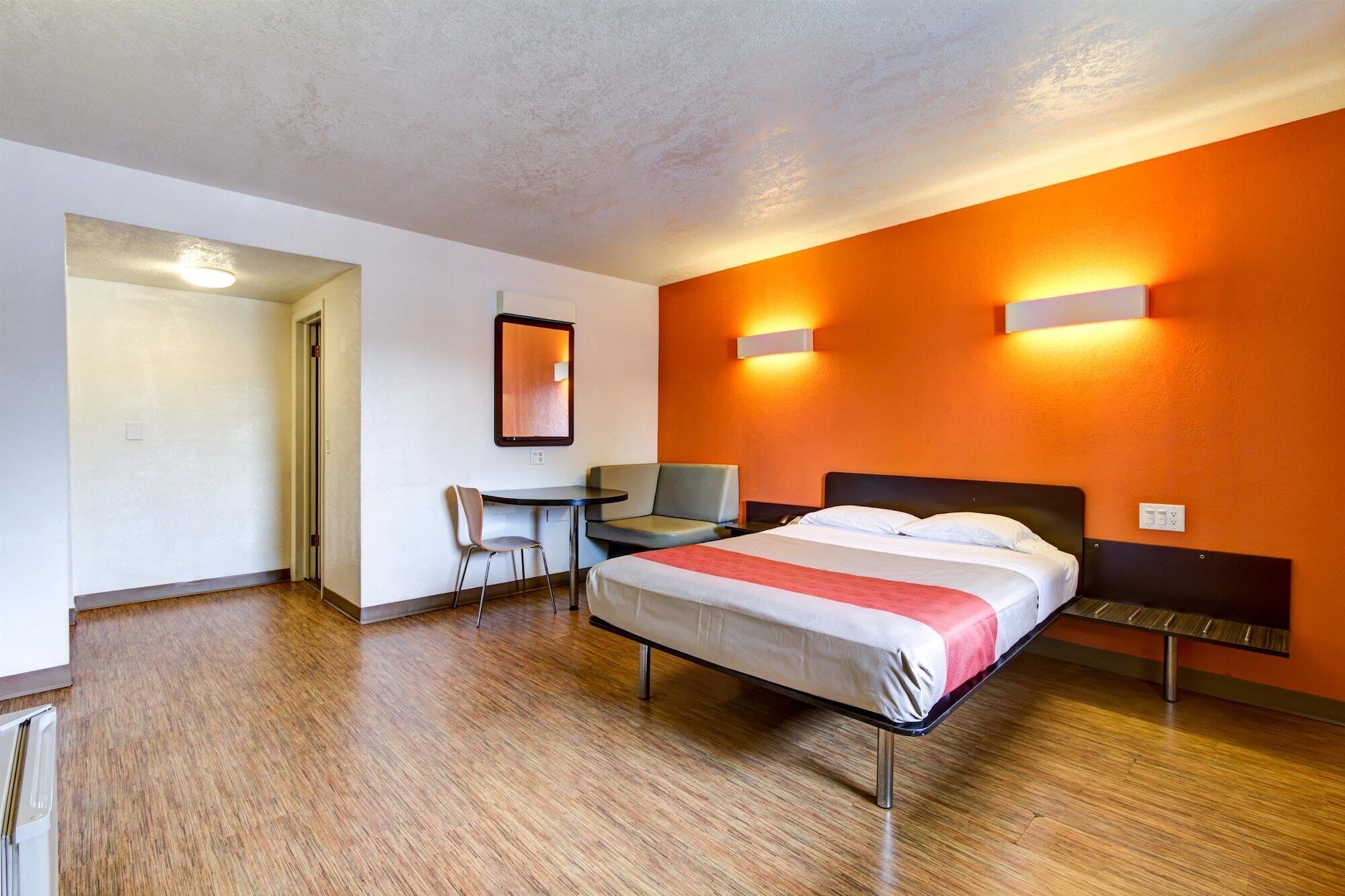 Silitysrauta/-lauta, ilmainen Wi-Fi, vuodevaatteet