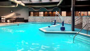 Indoor pool - Delta Hotels by Marriott Utica (Utica)
